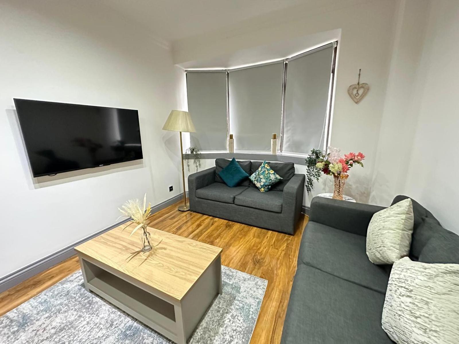 Stylish 1 Bedroom In Central Apartment *