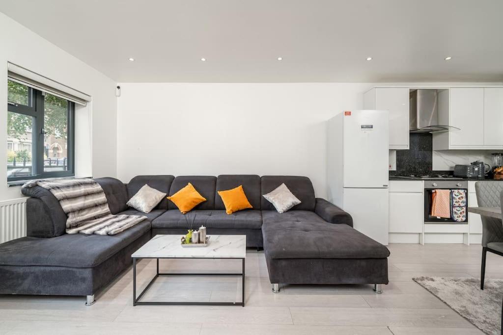 Vibrant 3br Tottenham Home, Private Garden Wifi Parking Free On Request Apartment