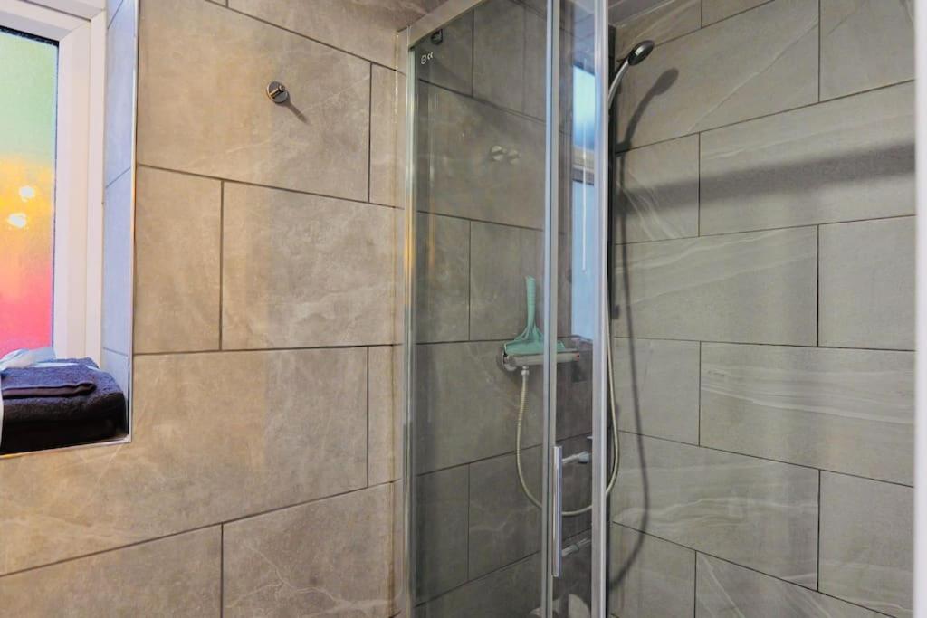 Apartment Two Bedroom Flat Near Transport & Shops *