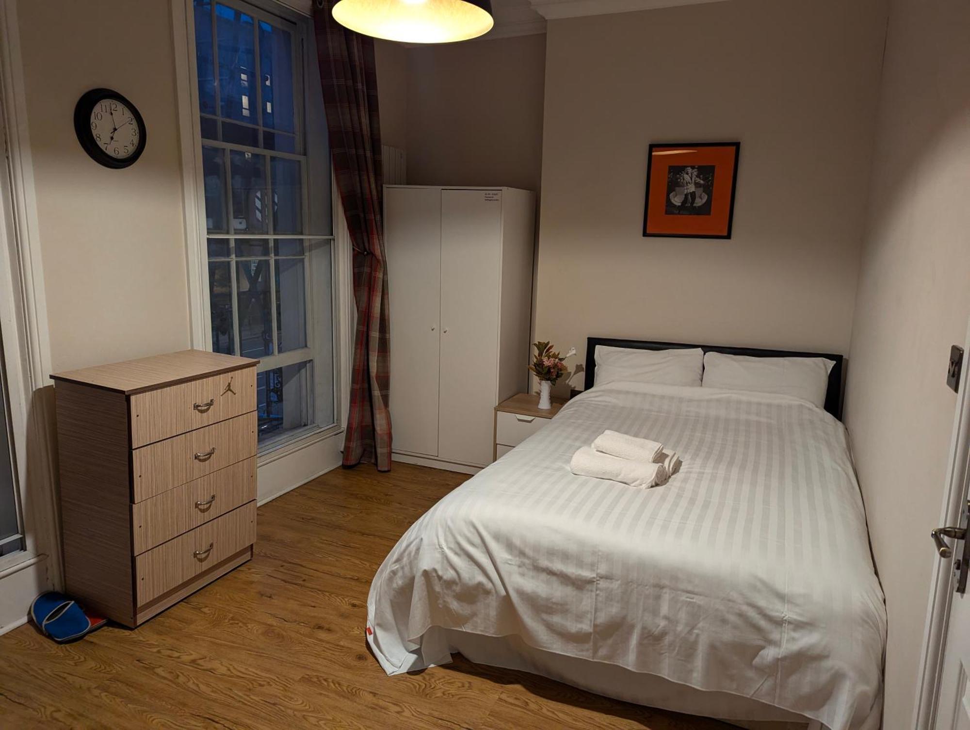 Guest house Kingdom Holiday - 709 Commercial Road
