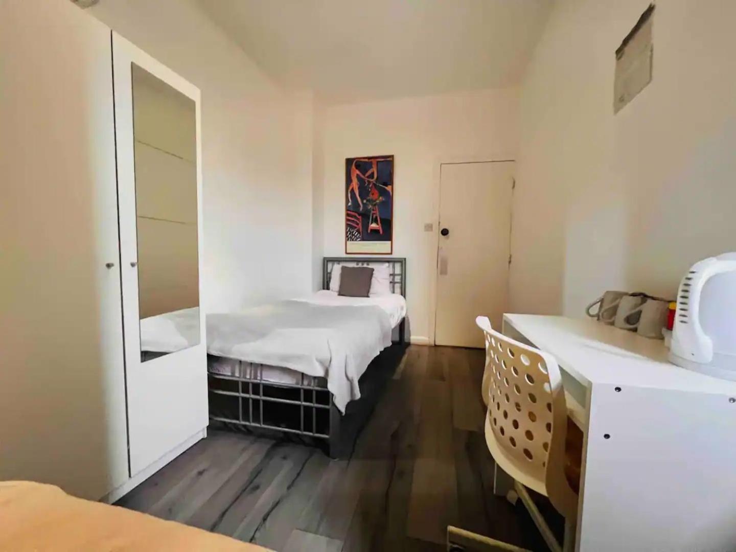 Gray's Road Apartment *