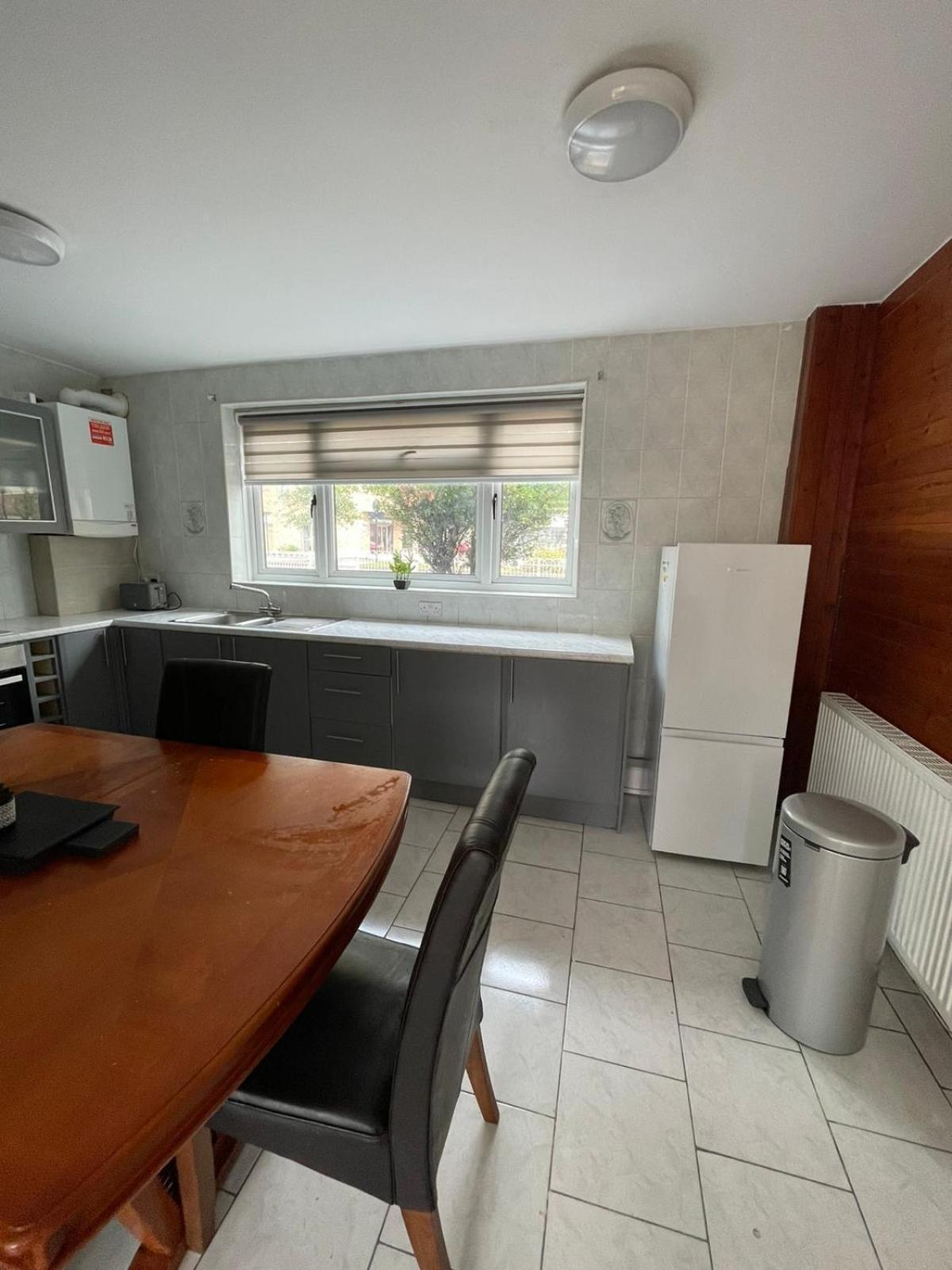 Lovely Spacious 3 Bedroom House With Sofa Bed, 30 Minutes From Casa de férias Londres