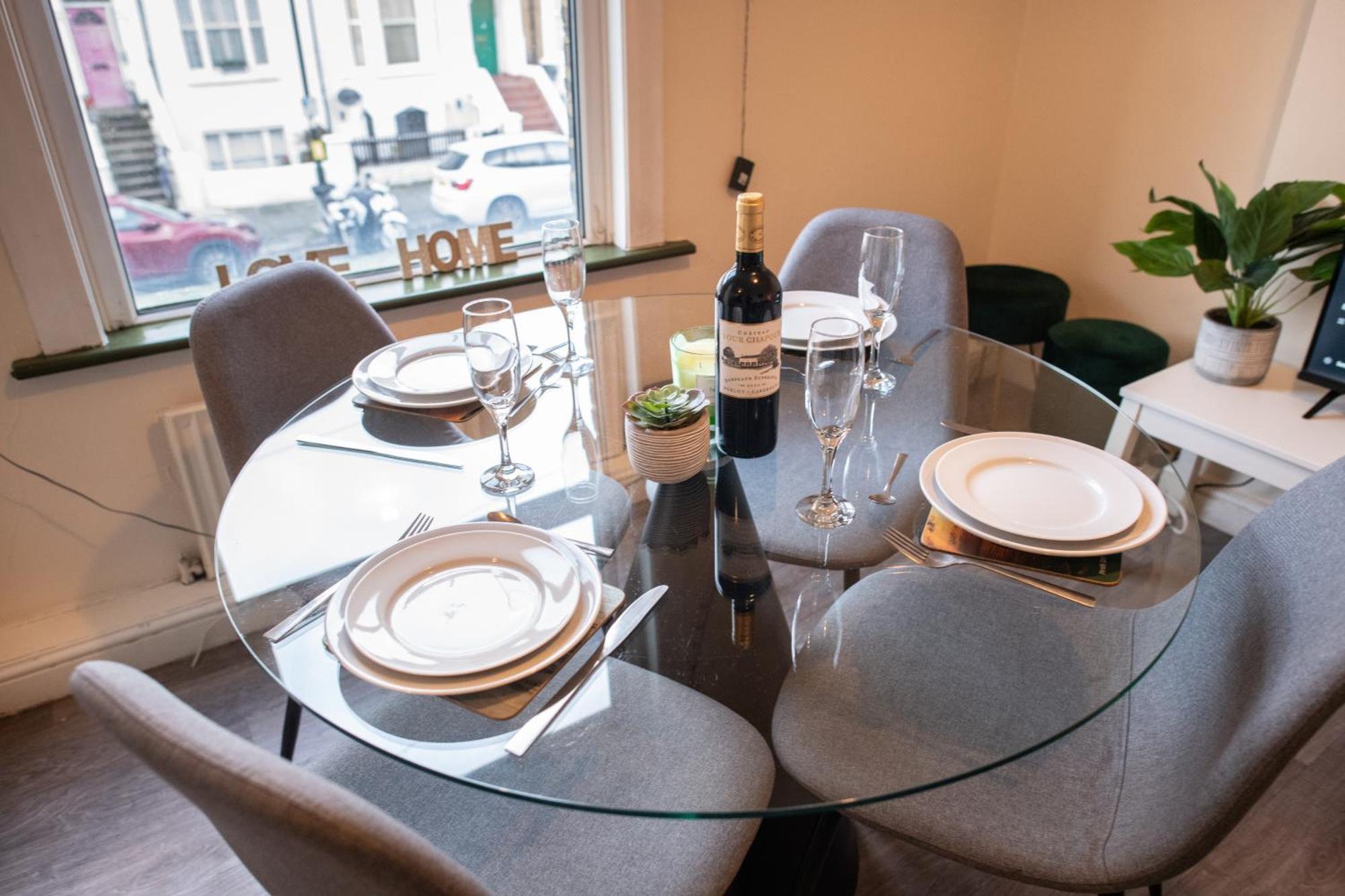 4 Bedroom Flat With High Speed Wi-fi In North Acton, Ealing, West Apartment London