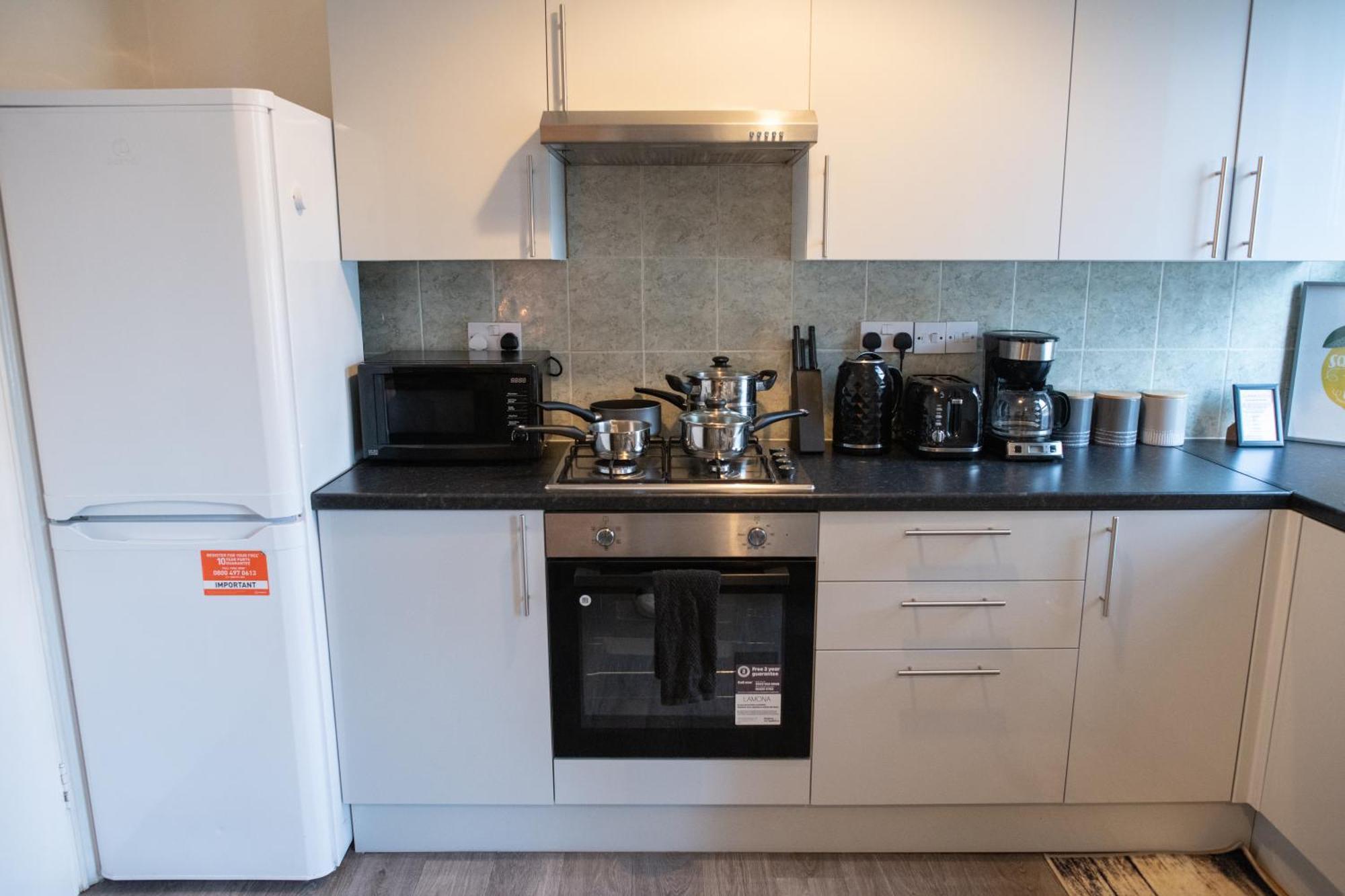 4 Bedroom Flat With High Speed Wi-fi In North Acton, Ealing, West * London
