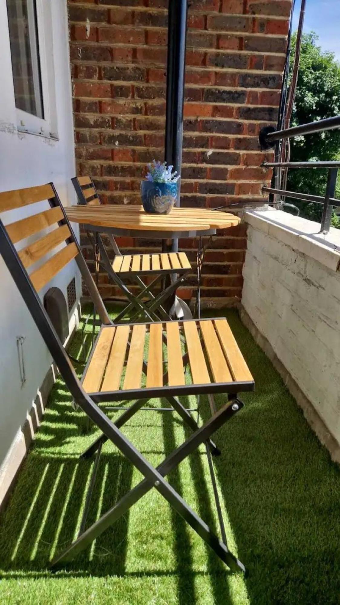 Charming 2-bedroom Flat With Private Balcony Near Islington Station, Canonbury Apartment