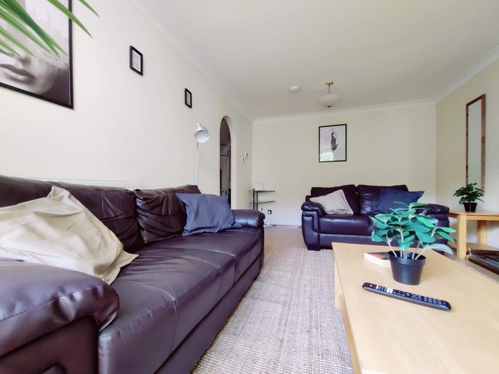 Casa de férias Spacious 3 Bedroom Whitechapel - 9 Mins From Tower Bridge With Free Parking & Garden