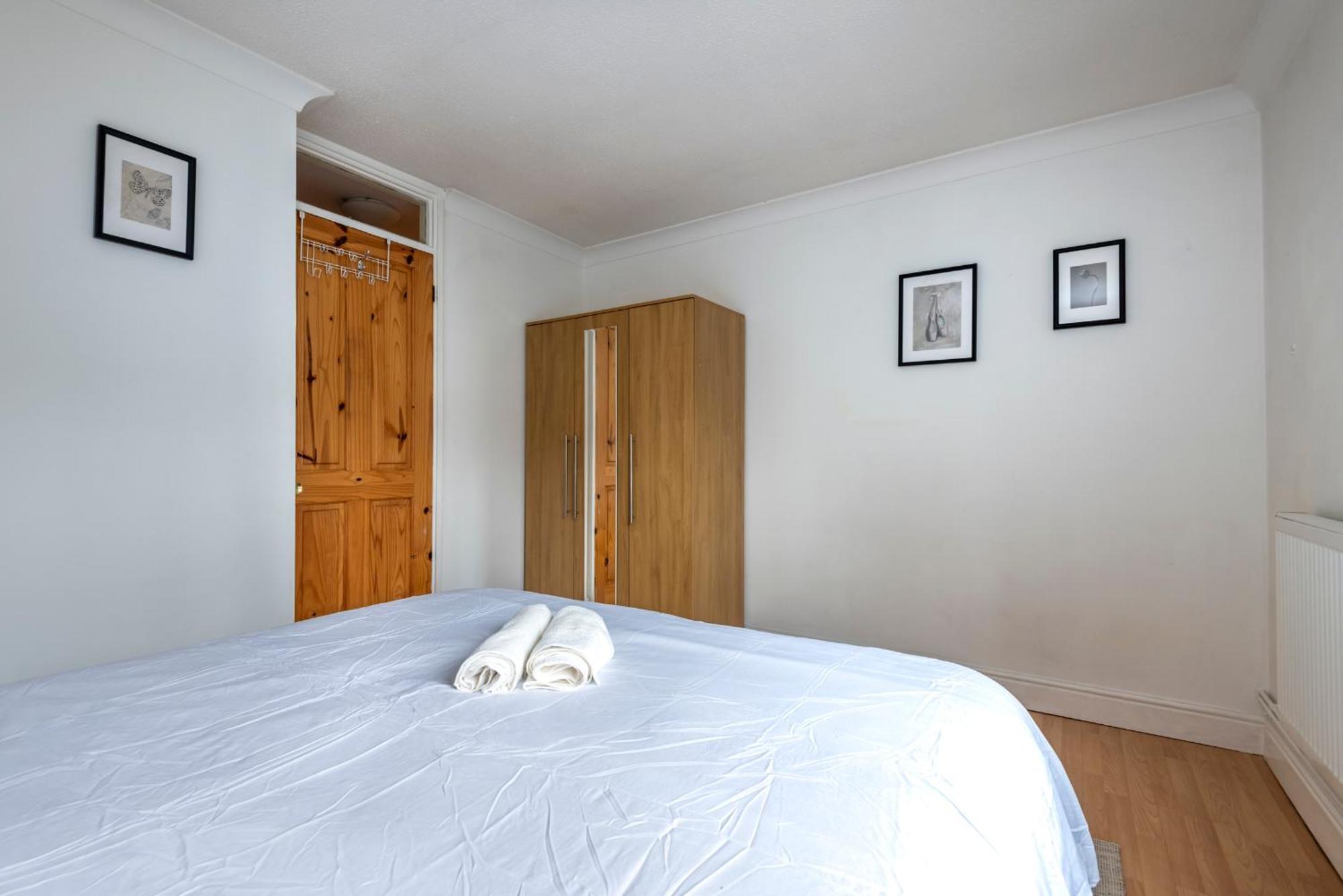 Spacious 3 Bedroom Whitechapel - 9 Mins From Tower Bridge With Free Parking & Garden Casa de férias