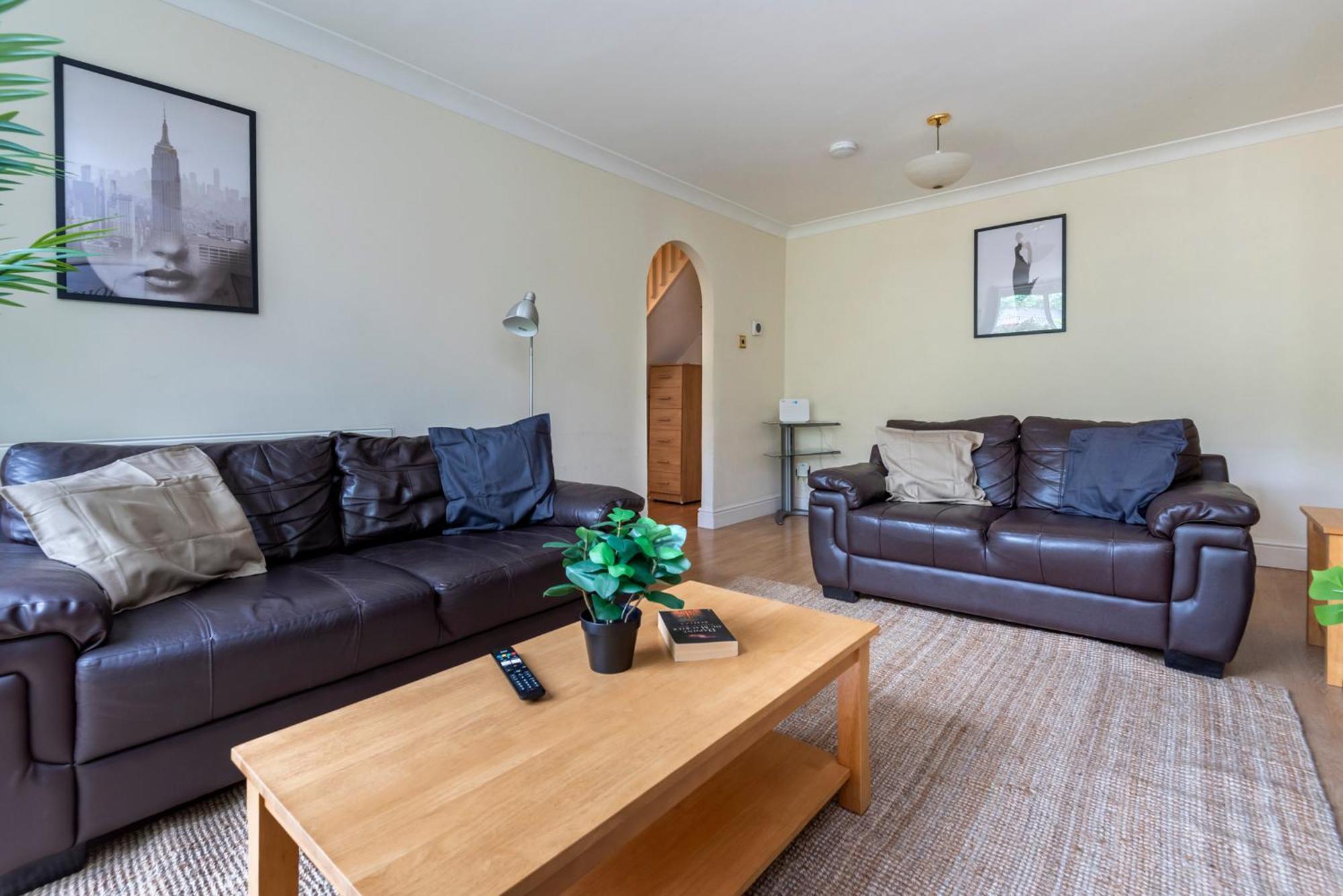 Spacious 3 Bedroom Whitechapel - 9 Mins From Tower Bridge With Free Parking & Garden Casa de férias