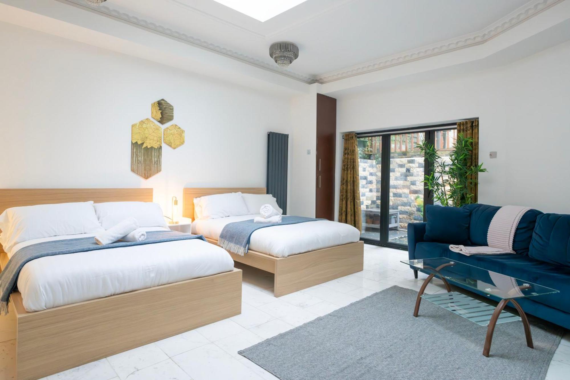 Finchley Road & By Primecityhosts