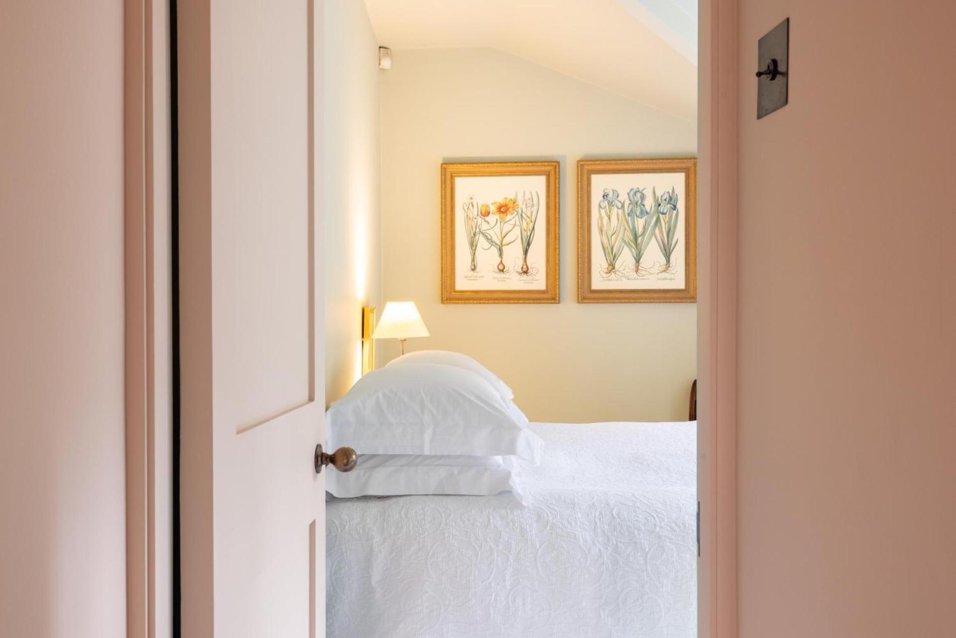 Living - 3 Bedroom In Chelsea Apartment
