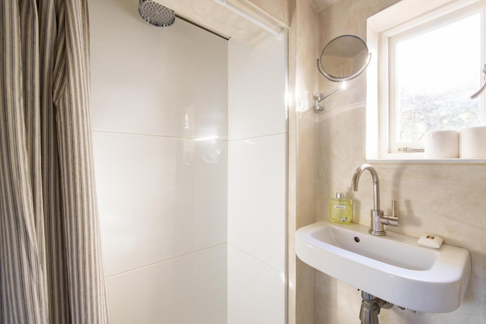 Living - 3 Bedroom In Chelsea Apartment *