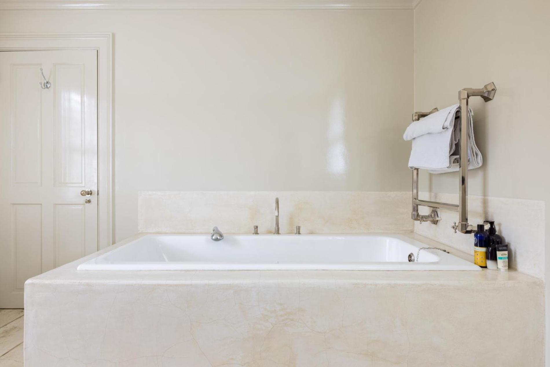 Living - 3 Bedroom In Chelsea Apartment *