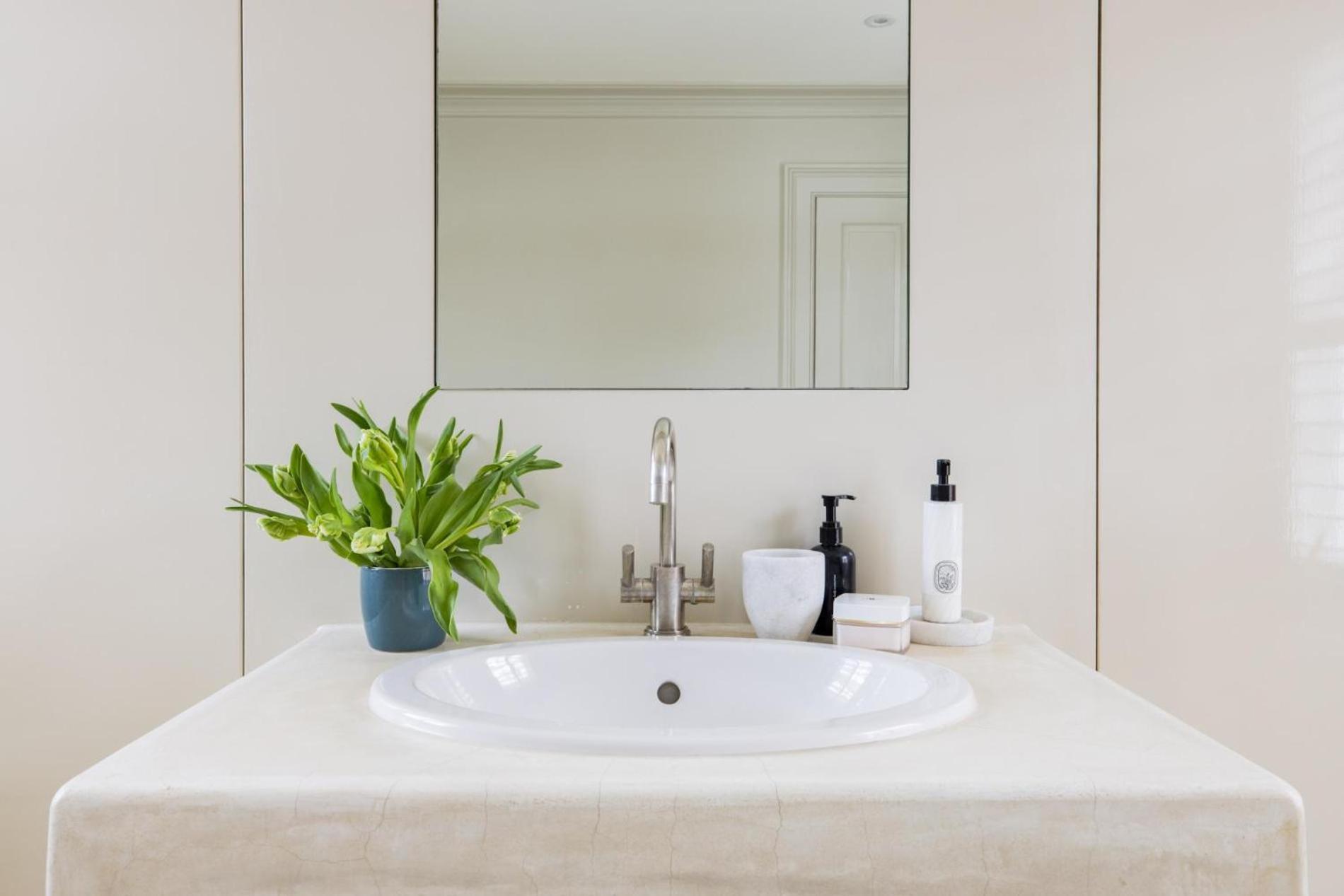 Living - 3 Bedroom In Chelsea Apartment *