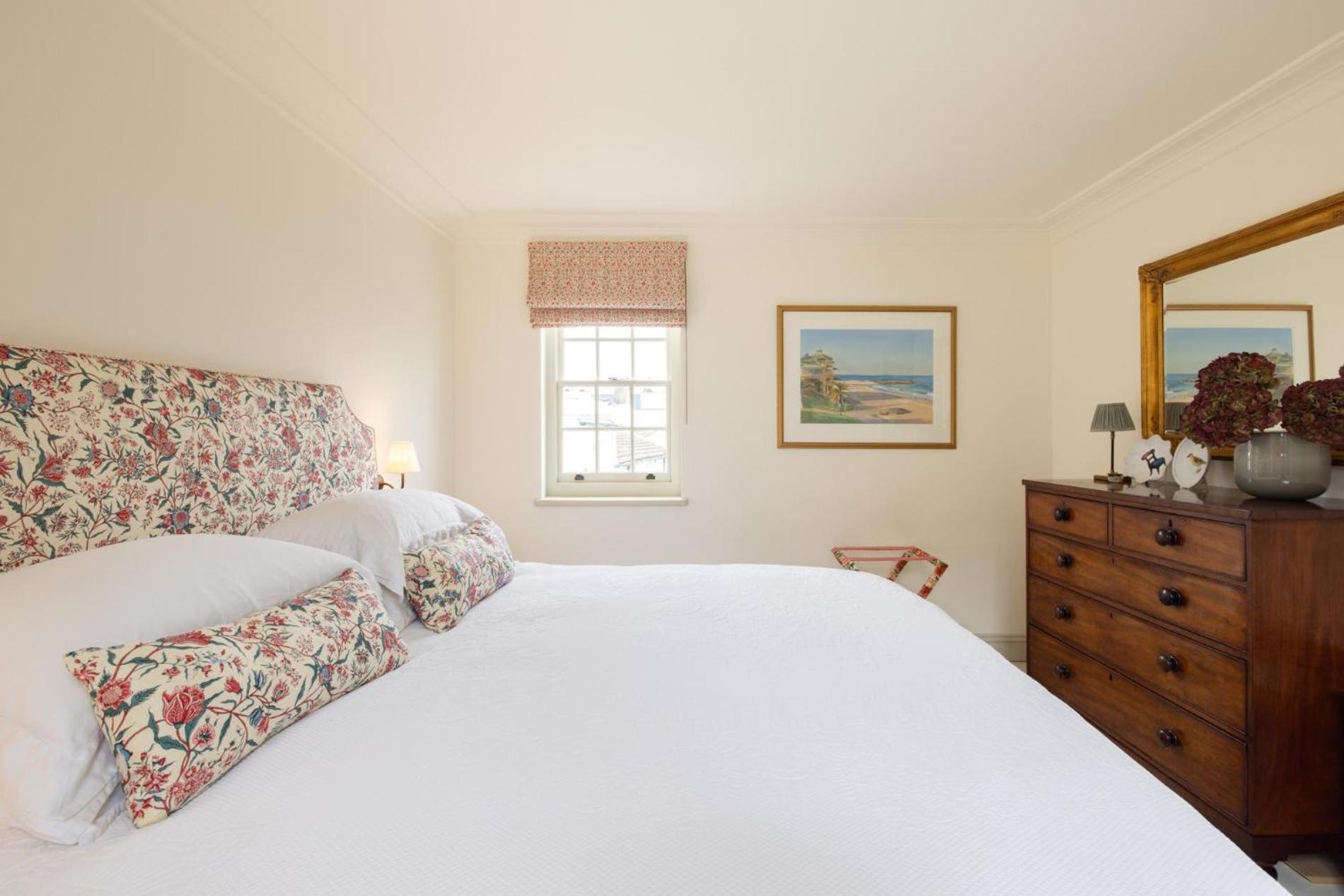 Living - 3 Bedroom In Chelsea Apartment *