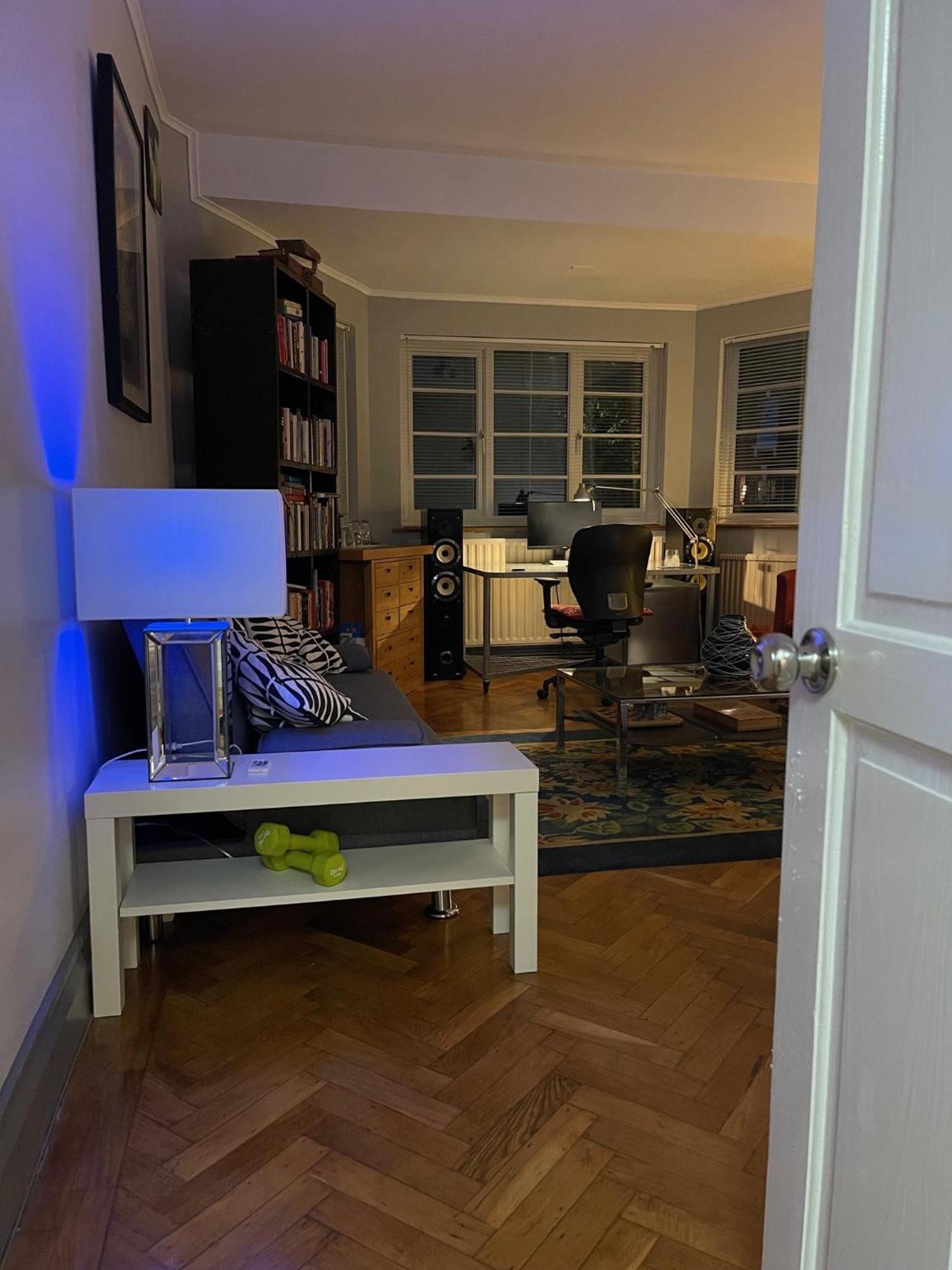 Large Double Bedroom 10 Minutes To Guest house *