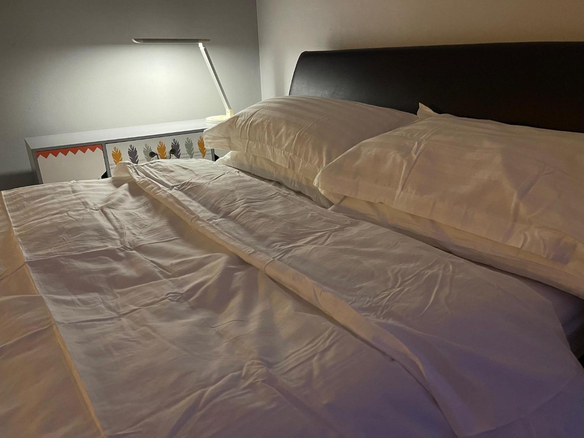 Large Double Bedroom 10 Minutes To Guest house