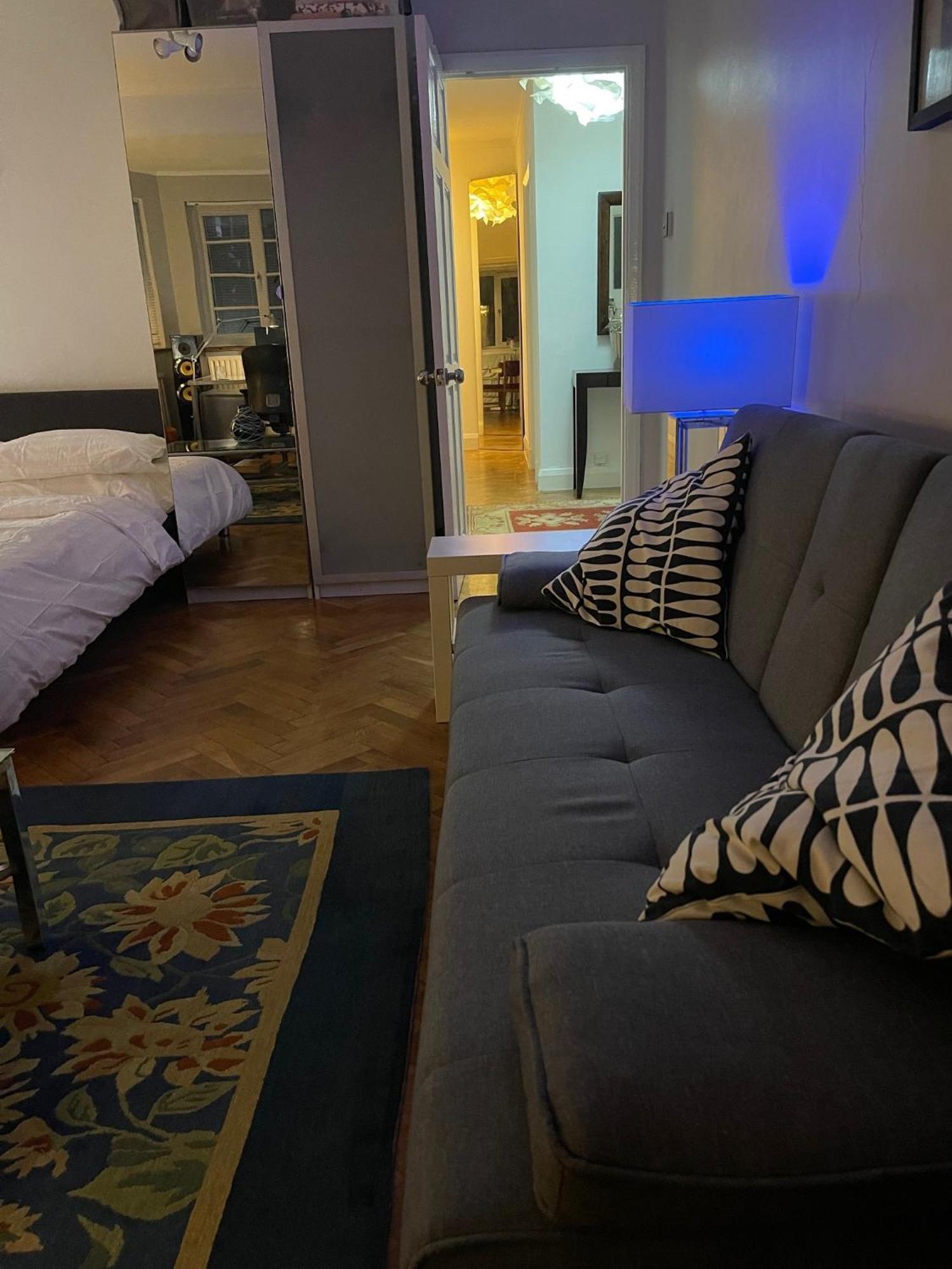 Guest house Large Double Bedroom 10 Minutes To *