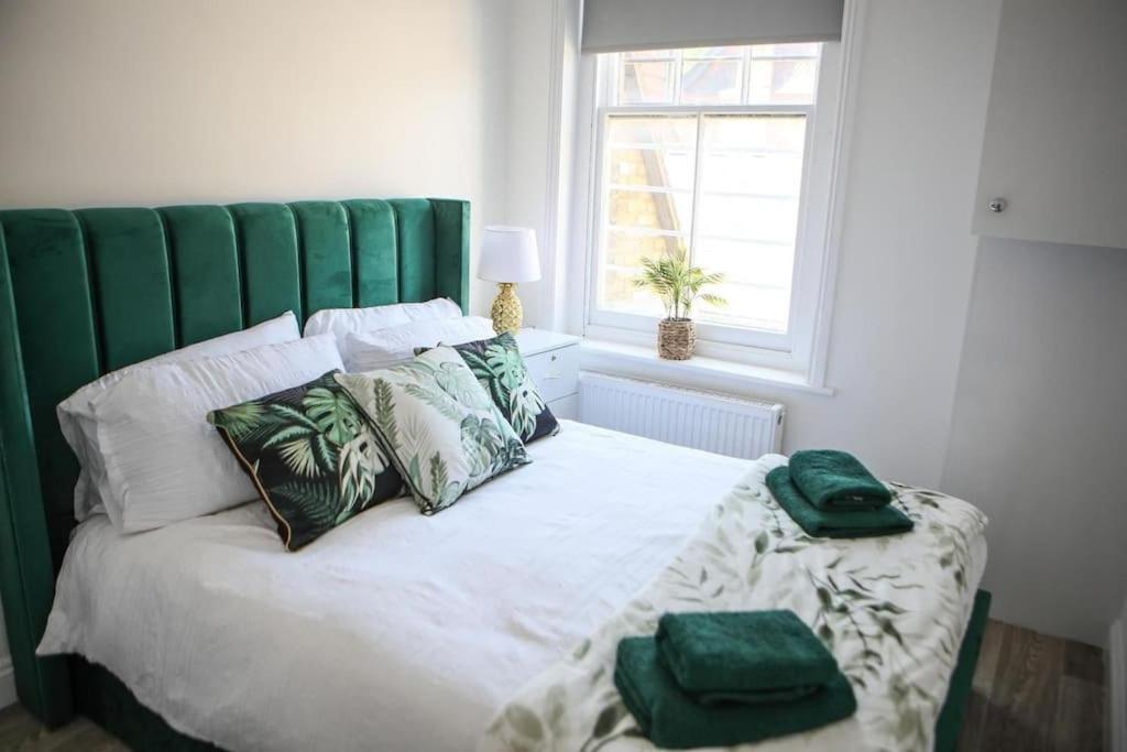 Wanstead Gem! Bright, Cosy & Immaculate 1 Bed On The High Street! *