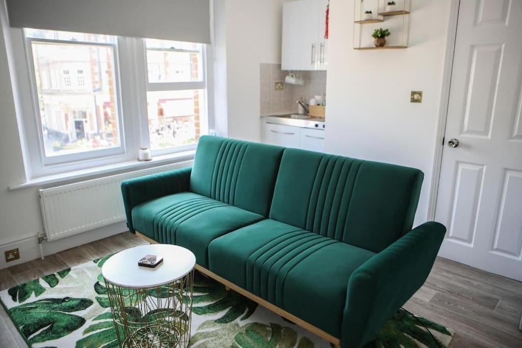 Wanstead Gem! Bright, Cosy & Immaculate 1 Bed On The High Street! Apartamento