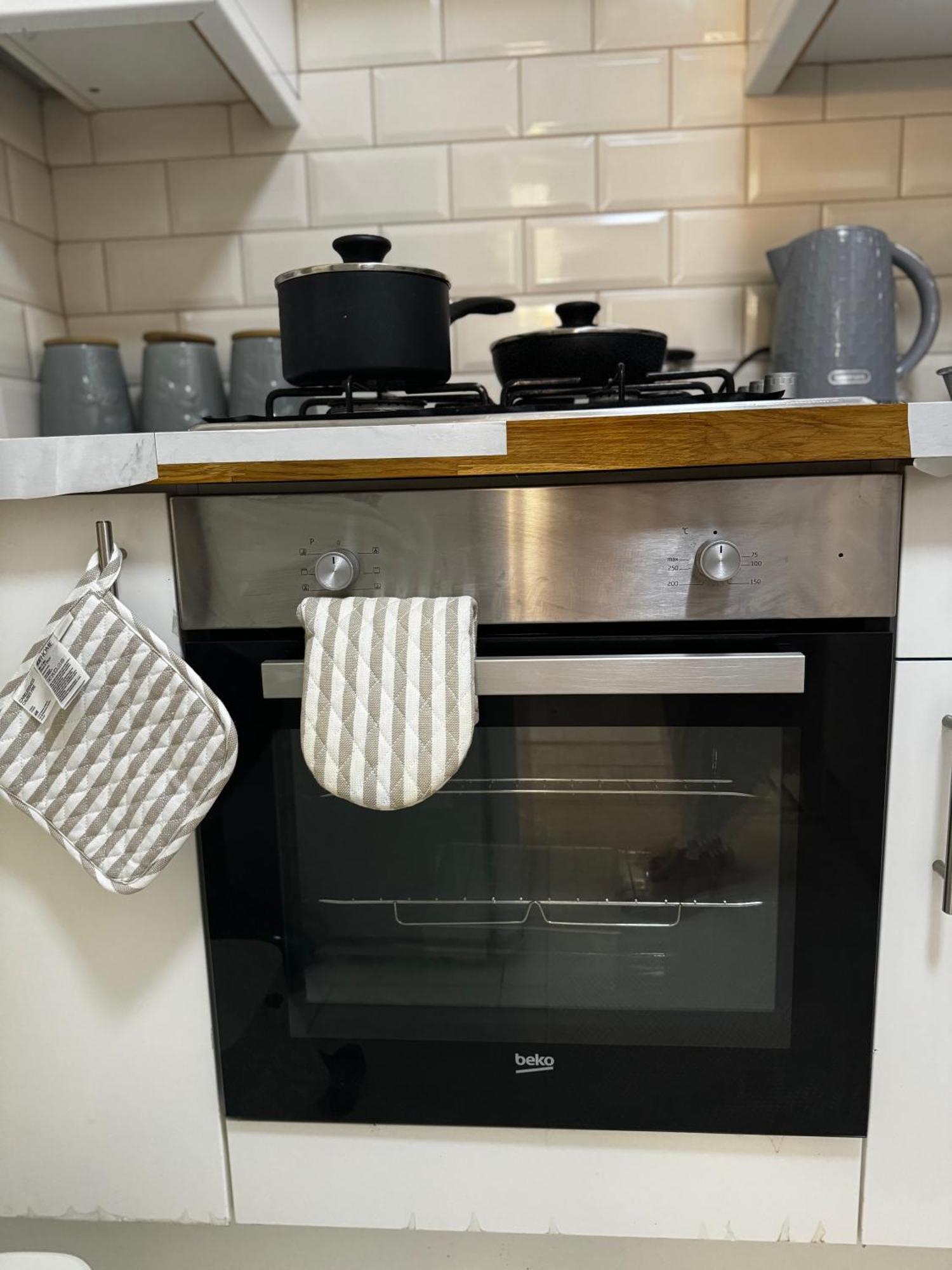 5 Min From Westfield, Stratford, , And Elizabeth Olympic Park With Free Netflix Apartment London