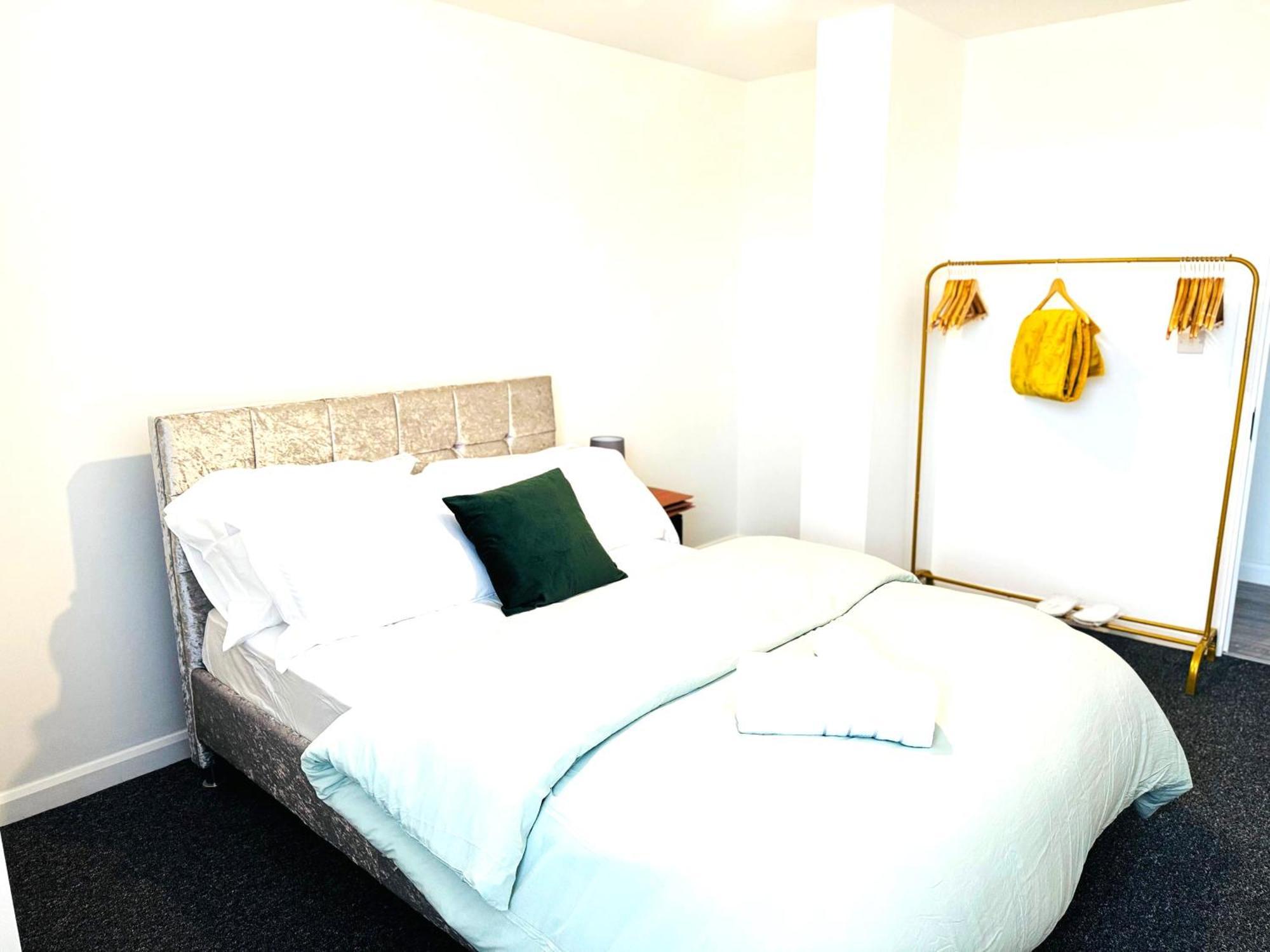 Apartment Away From 2 Bedroom Flat 5 Minutes Walk To Alexander Palace Station 15 Min Via Tube To Central With Free Parking