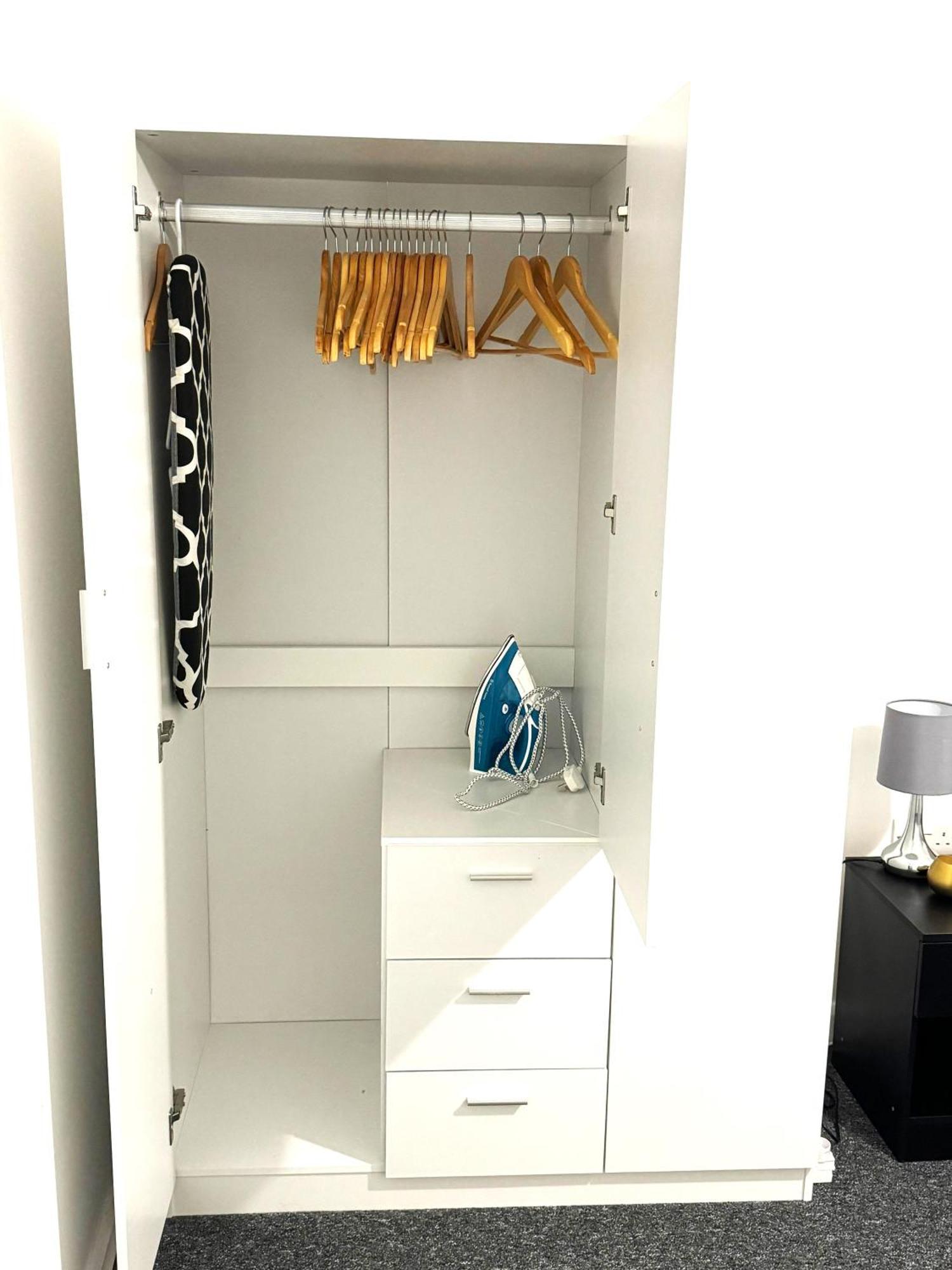 Away From 2 Bedroom Flat 5 Minutes Walk To Alexander Palace Station 15 Min Via Tube To Central With Free Parking * London