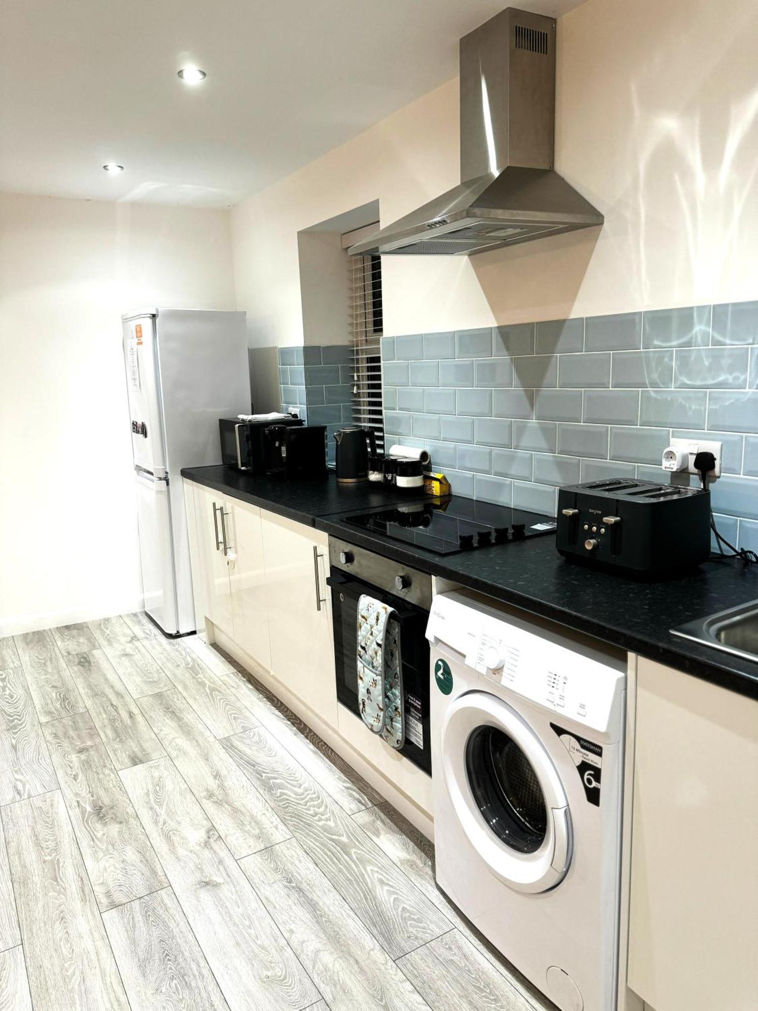 Away From 2 Bedroom Flat 5 Minutes Walk To Alexander Palace Station 15 Min Via Tube To Central With Free Parking Apartamento *