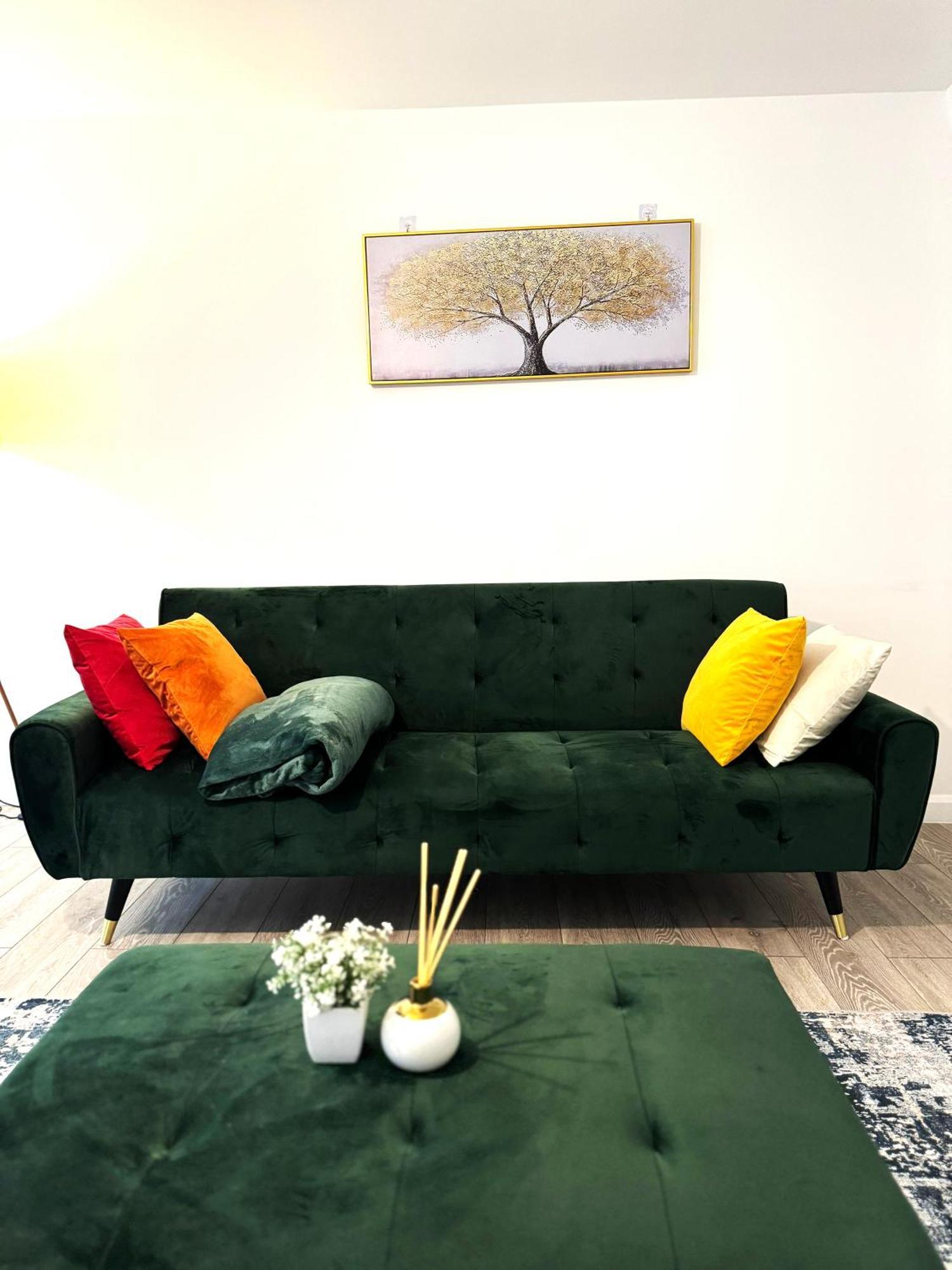 Away From 2 Bedroom Flat 5 Minutes Walk To Alexander Palace Station 15 Min Via Tube To Central With Free Parking