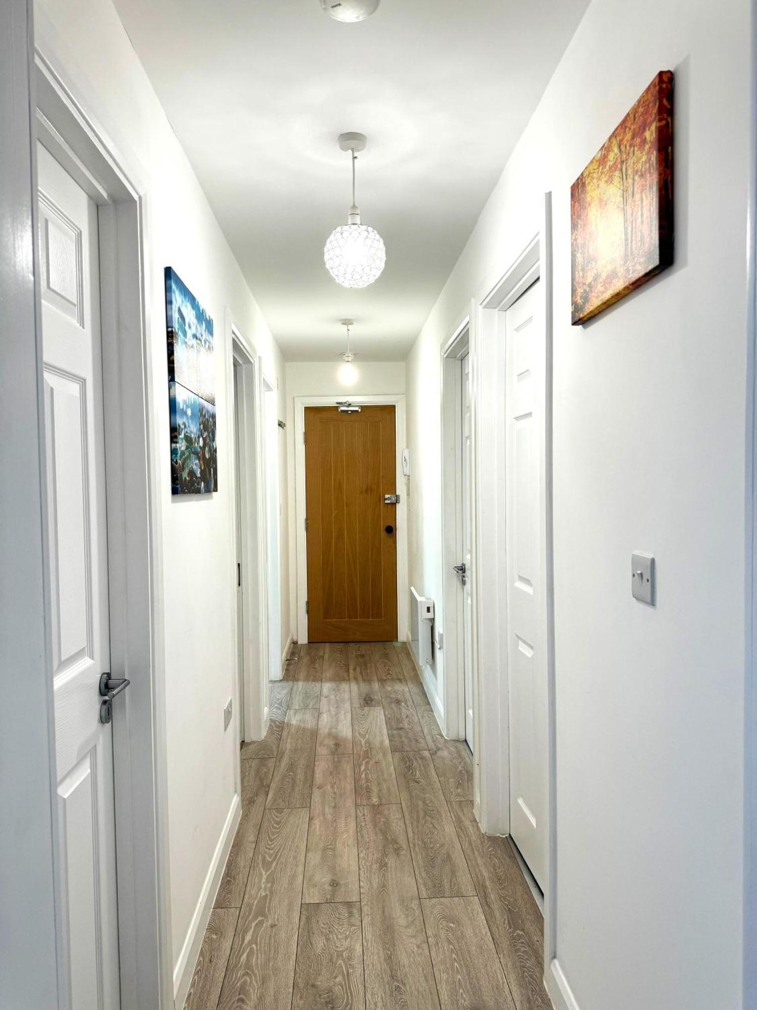 Away From 2 Bedroom Flat 5 Minutes Walk To Alexander Palace Station 15 Min Via Tube To Central With Free Parking Apartment London
