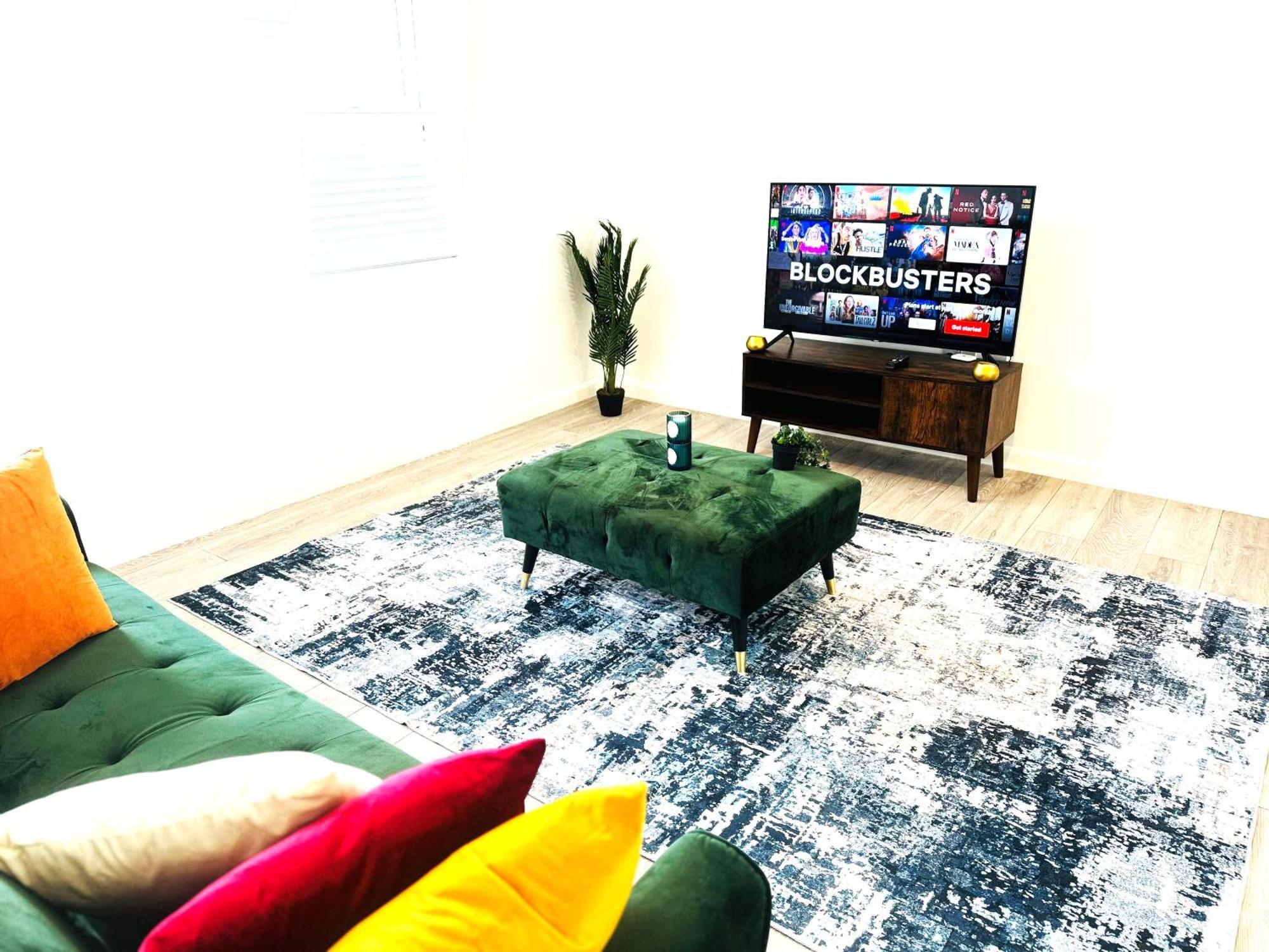 Away From 2 Bedroom Flat 5 Minutes Walk To Alexander Palace Station 15 Min Via Tube To Central With Free Parking * London