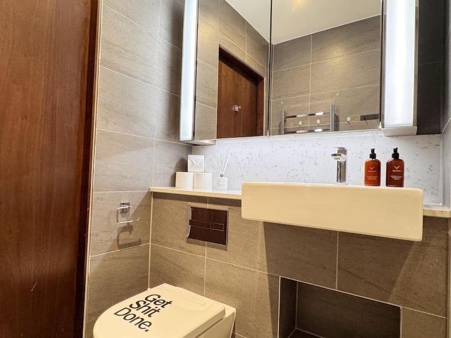Charming Relaxing 3 Bedroom Walk To Tube Apartment