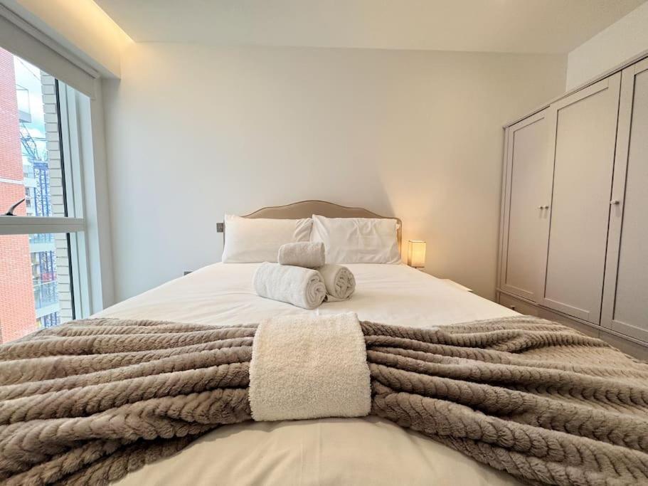 Charming Relaxing 3 Bedroom Walk To Tube Apartment *