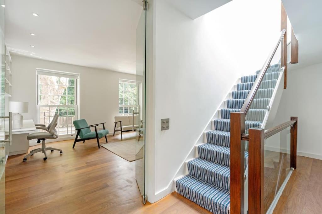 Stunning 4 Bedroom In Holland Park Apartment