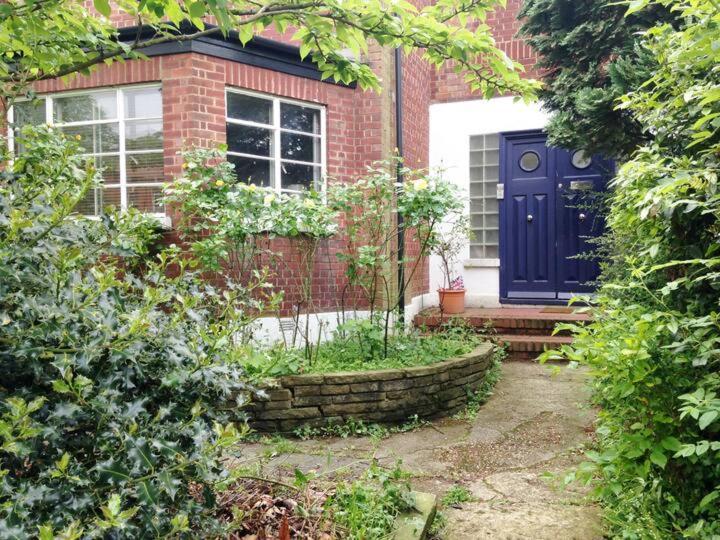 Large Double Bedroom 10 Minutes To