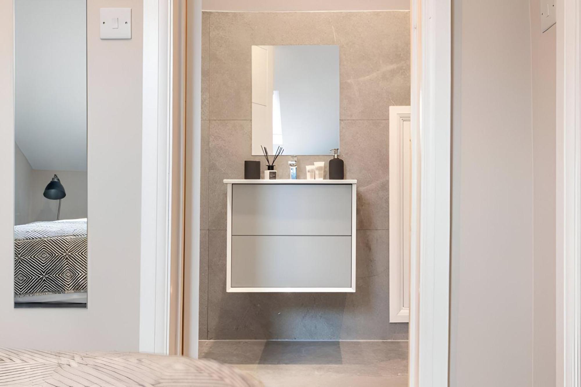 Earthy Elegance Stylish 4br For Urban Escapes London