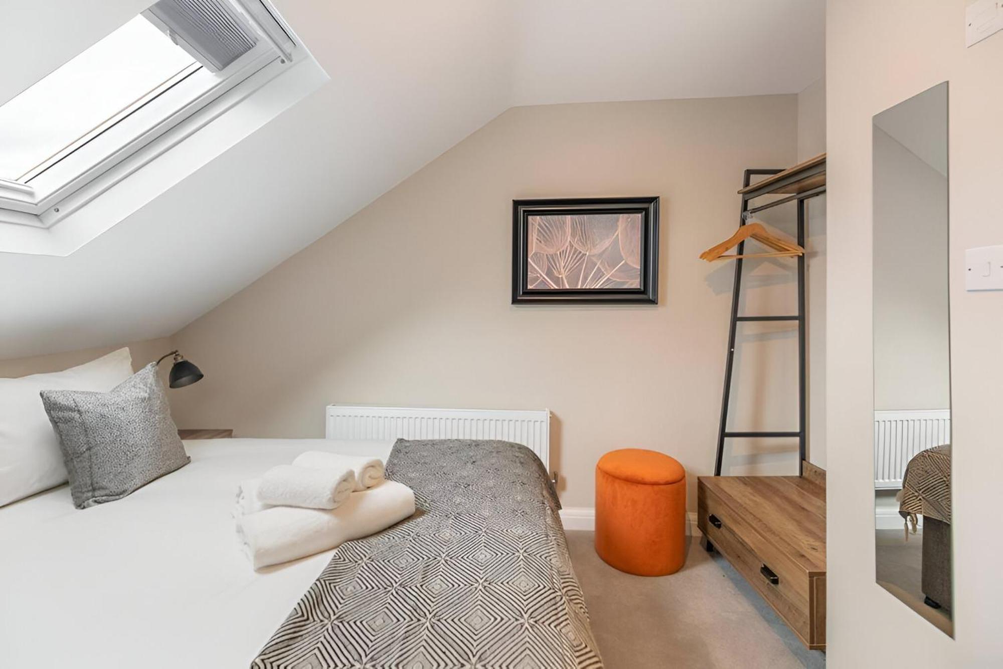 Earthy Elegance Stylish 4br For Urban Escapes Apartment *