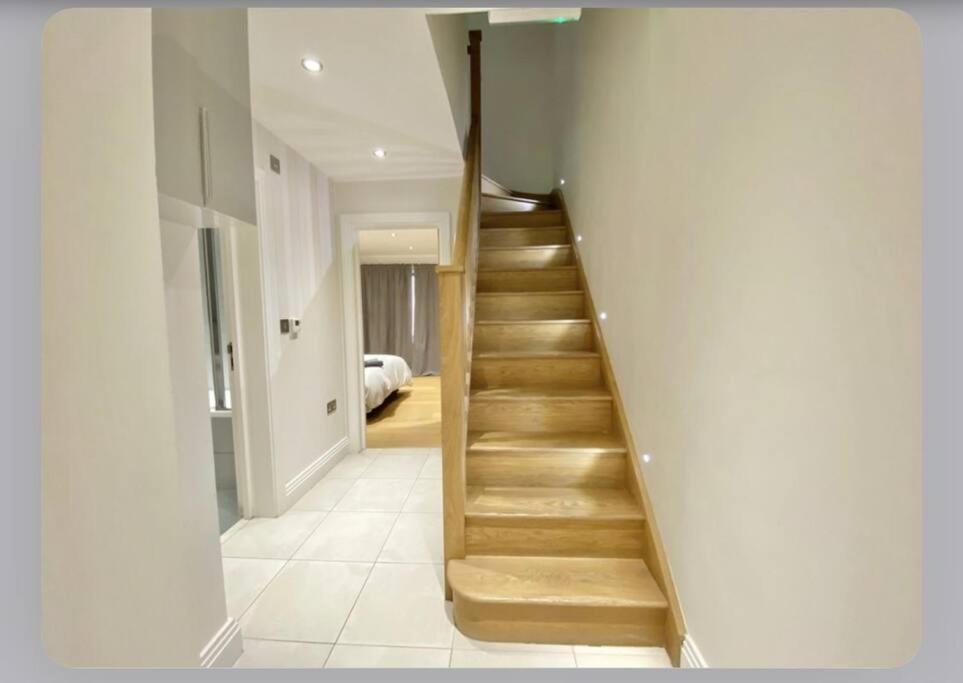 Luxury 4-bed With Balcony & Garden, Near Emirates Stadium, 15 Mins To Apartment London