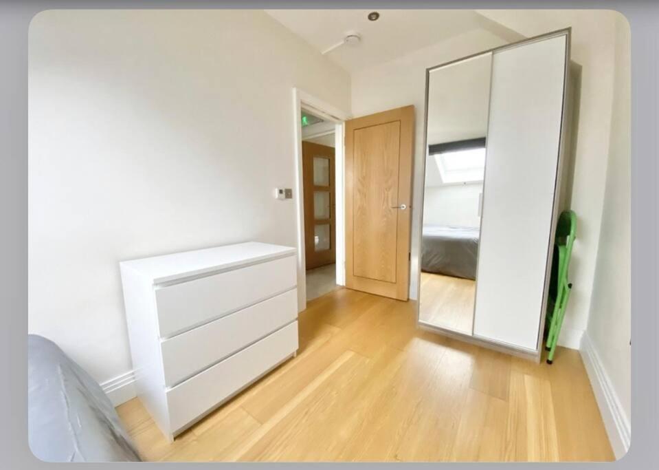 Luxury 4-bed With Balcony & Garden, Near Emirates Stadium, 15 Mins To Apartment London