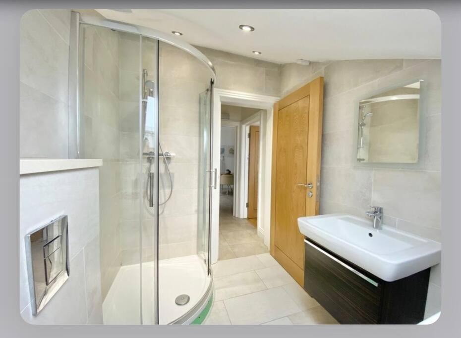 Apartment Luxury 4-bed With Balcony & Garden, Near Emirates Stadium, 15 Mins To *