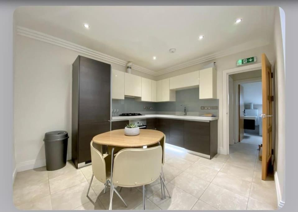 Apartment Luxury 4-bed With Balcony & Garden, Near Emirates Stadium, 15 Mins To London