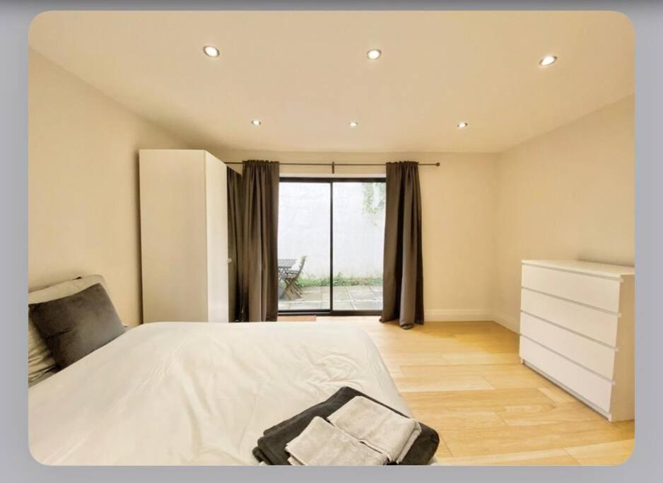 Luxury 4-bed With Balcony & Garden, Near Emirates Stadium, 15 Mins To *