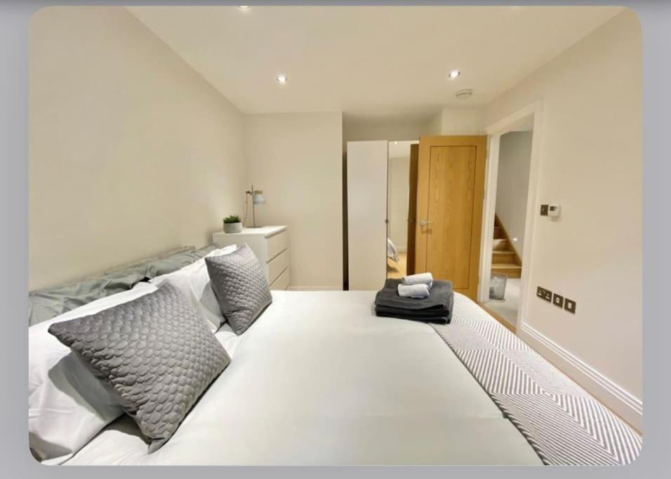Luxury 4-bed With Balcony & Garden, Near Emirates Stadium, 15 Mins To * London