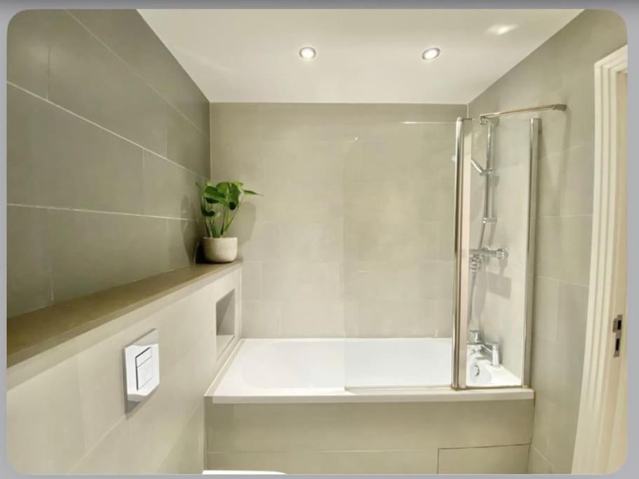 Luxury 4-bed With Balcony & Garden, Near Emirates Stadium, 15 Mins To Apartment *