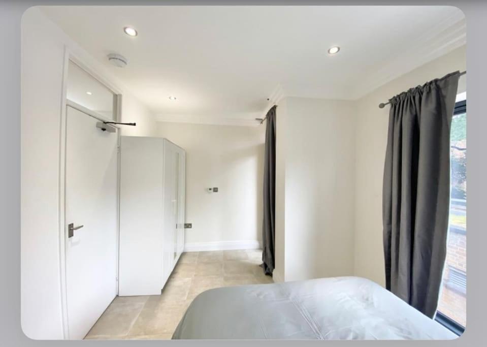 Luxury 4-bed With Balcony & Garden, Near Emirates Stadium, 15 Mins To Apartment London