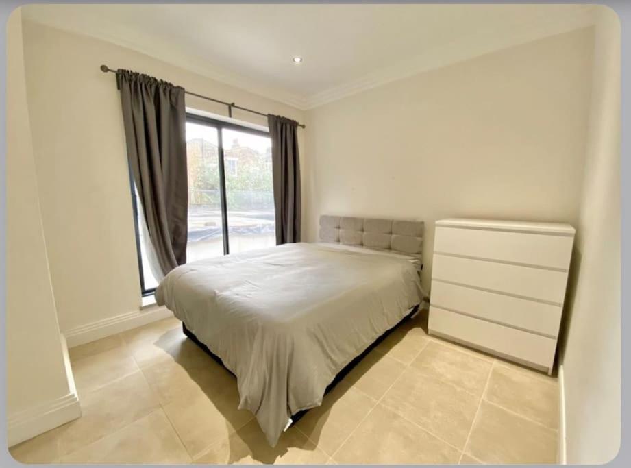 Apartment Luxury 4-bed With Balcony & Garden, Near Emirates Stadium, 15 Mins To London