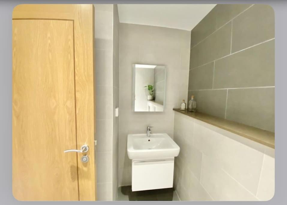 Luxury 4-bed With Balcony & Garden, Near Emirates Stadium, 15 Mins To London