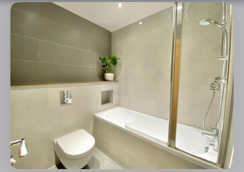 Luxury 4-bed With Balcony & Garden, Near Emirates Stadium, 15 Mins To * London