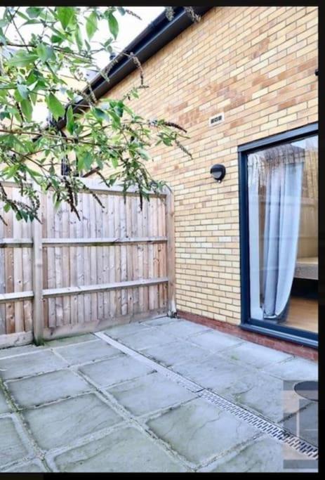 Luxury 4-bed With Balcony & Garden, Near Emirates Stadium, 15 Mins To