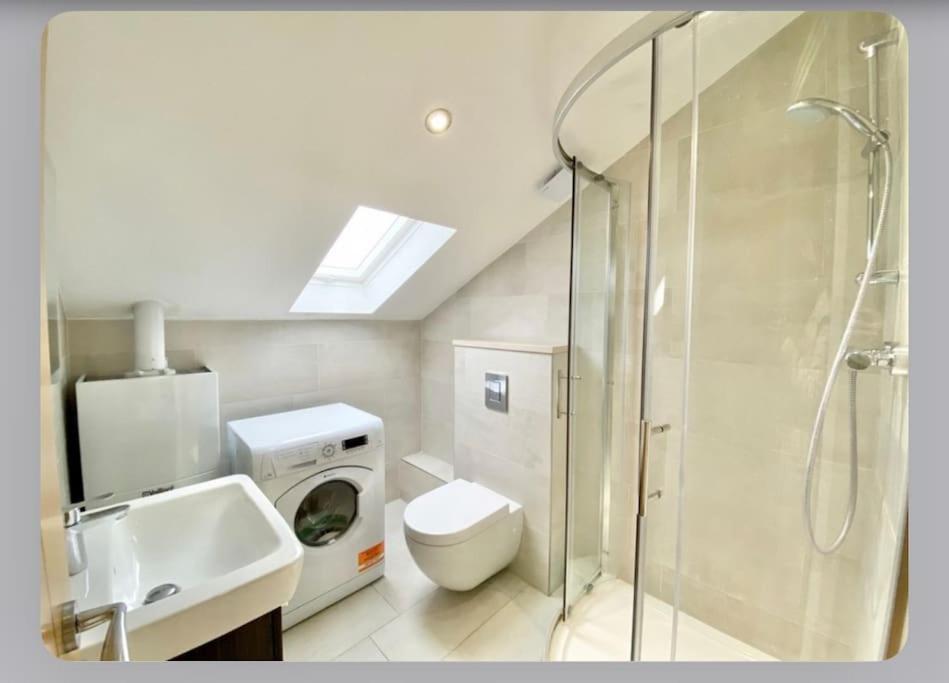 Luxury 4-bed With Balcony & Garden, Near Emirates Stadium, 15 Mins To Apartment *