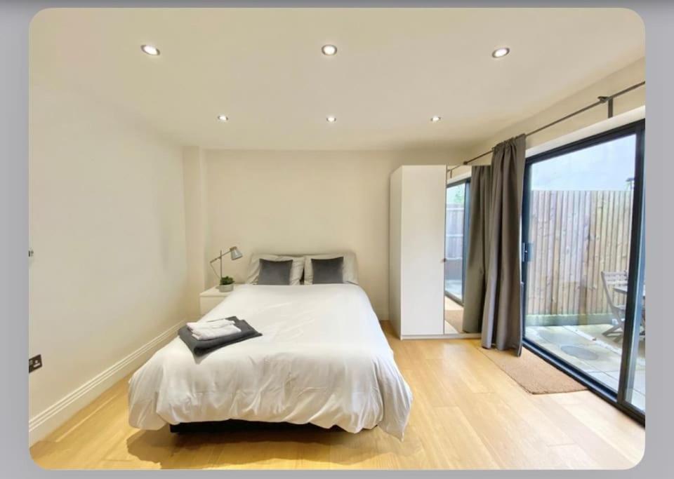 Luxury 4-bed With Balcony & Garden, Near Emirates Stadium, 15 Mins To Apartment London
